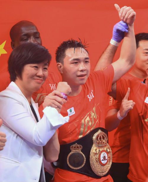 徐灿卫冕金腰带 成为中国目前唯一一位现役世界拳王