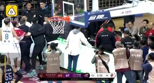 江苏主帅球迷冲突怎么回事 江苏主教练和球迷发生冲突原因