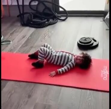 梅西教儿子Ciro锻炼 2岁西罗做臀桥梅西一旁数数