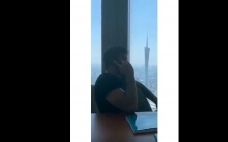 艾克森第一次用中文点餐 被调侃普通话带着奇怪的口音