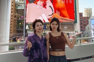 吴艳妮晒与母亲合照：谢谢你成为我的妈妈，祝你母亲节快乐