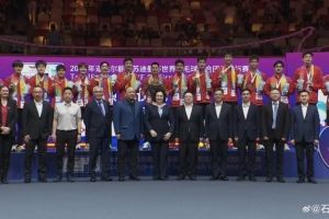 石宇奇社媒晒国羽领奖照：恭喜中国队四连冠，继续努力，加油！